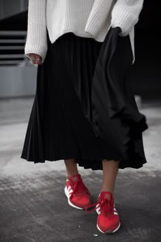 Red Snickers Outfit Women, Outfits With Red Tennis Shoes, Red Adidas Shoes Outfit, Red Adidas Outfit, Red Sneakers Outfit, Adidas Iniki, Winter Fashion Trends, All Black Fashion