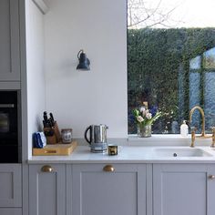 the kitchen counter is clean and ready for us to use in the day or night