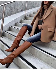 Tan Outfits, Brown Boots Outfit, Pijamas Women, High Boots Outfit, Brown Knee High Boots, Camel Coat, Mode Inspiration, Designer Heels, Outfit Casual