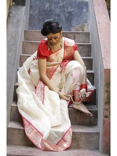 Traditional Saree Poses Photoshoot Ideas, White Saree Red Border, Traditional Saree Poses, Saree Poses Photoshoot Ideas, Bengali Aesthetic, Poses Photoshoot Ideas, Photoshoot Ideas At Home, Saree Red, Sarees Traditional