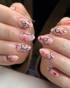 This playful manicure brings the joy of Christmas lights to your nails with colorful string light accents on a natural pink base. The simple art style makes it perfect for holiday fun without overwhelming the look. Great for a cute and easy winter nail idea in 2024 – 2025. Nail Courses, Light Nails, Cute Christmas Nails, Christmas Nails Easy, Christmas Gel Nails, Christmas Nail Art Designs, Festival Nails, Short Nail Designs, Xmas Nails