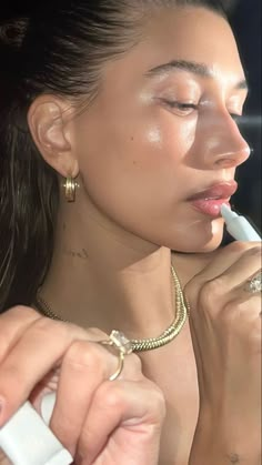 #haileybieber #rhode #businesswoman #hailey #bieber #rhodeskin #skincare Estilo Kylie Jenner, Clear Glowing Skin, American Crew, Glow Skin, Glowy Skin, Burberry Brit, Skin Routine, Glass Skin, Perfect Skin