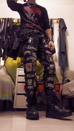 Patch Pants Outfit, Punk Man Style, Punk Transmasc, Goth Punk Outfits Men, Grunge Punk Outfits Men, Crust Pants Patch Ideas, Crust Punk Style, Punk Outfit Ideas, Punk Rock Outfits Men