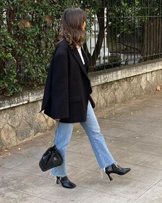 Lison Sebellin (@lisonseb) • Photos et vidéos Instagram Oversized Blazer Outfit Street Style, Blazer Outfits Street Style, Black Blazer With Jeans, Black Cardigan Outfit, Jeans Blazer Outfit, Oversized Blazer Outfit, Jeans Outfit Women, The Frankie Shop, Frankie Shop