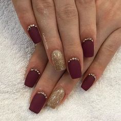 Mehroon Nail Extensions Art, Maroon Nails For Prom, Maroon And Gold Nail Ideas, Burgundy And Champagne Nails, Burgundy Nails With Gold Design, Burgundy With Gold Nails, Nail Designs Burgundy And Gold, Maroon Nails Prom, Karwachauth Nail Art Designs