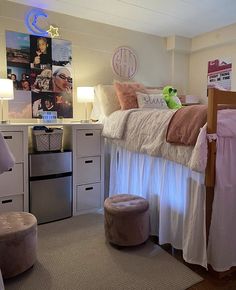 a bed room with a neatly made bed and dressers