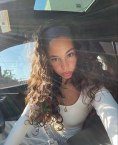 Curly Hair Outfits Winter, Curly Hair Winter, Balayage Curly Hair, Adorable Hairstyles, Perfect Curly Hair, Selfie Pics, Maria Isabel, Dark Brown Hair Color, Curly Hair Inspiration