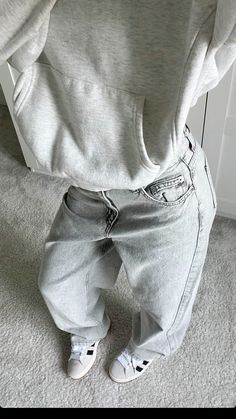 #outfit#outfits#adidas #adidasshoeswomen #grey #jeans#black #blackandwhite #minimalist #rugged #carpet Sneakers Cute Outfit, Winter Fit Aesthetic, Outfits For Big Shoulders For Women, 2k Outfits, Full White Outfit, Date Outfit Winter, Date Fits, White Jeans Women, White Jeans Outfit Winter