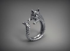 Delight your cat lover with this feline friend that's sure to make her smile. Crafted in sterling silver and oxidized for the details to stand out. Silver Cat Ring, Rabbit Ring, Vintage Man, Mens Rings Fashion, Style Gothic, Yellow Jewelry, Lace Earrings, Cat Ring, Gothic Rings