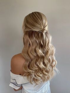 #glam #waves #bride #hairstyles #wedding #sleek #updo #halfuphalfdown #halfuphalfdownhairstyle #halfuphalfdownhair #bridesmaid #bridetobe #bridehairstyle #updohairstylesforweddings #bridehairstyle #weddingday Curled Hair With Half Up Half Down, Blake Lively Hair Half Up, Half Up Half Done Hairstyles Wedding, Half Up Half Down Soft Waves, Beachy Hairstyles Wedding, Clean Half Up Half Down Wedding Hair, Hair For Fancy Events, Homecoming Queen Hairstyles