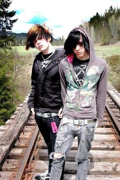 Emo Fashion 2000s, Emo Outfits For Guys, Scene Kid Fashion, Grunge Guy, Scene Guy, Emo Pictures, Scene Punk