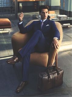 Tom Warren for Tod's SS14 A Man In A Suit, Man In A Suit, Gq Style, Mens Fashion Smart, Trik Fotografi, Photography Poses For Men, Male Poses, Gentleman Style