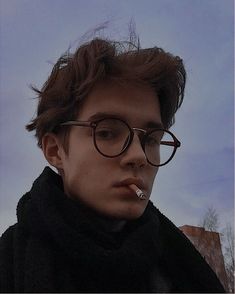 Dark Academia Men, Pola Lengan, Blonde Hair Boy, Brown Hair Men, Boys Glasses, Character Inspiration Male, Photographie Portrait Inspiration, Aesthetic Boys