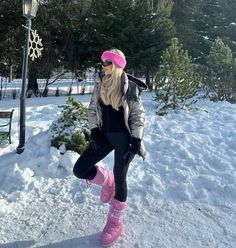 Pink Moon Boots, Moon Boots Outfit, Snow Outfits For Women, Snow Outfits, Trendy Outfit Inspo, Winter Outfits Aesthetic, Moon Boot, Hiking Outfit Winter