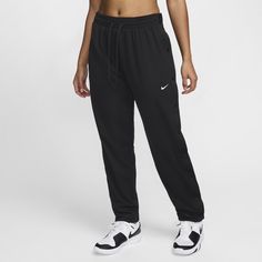 Throw them on, tear them off, shoot your shot: These easy-fitting, sweat-wicking pants let you do it all in comfort. An updated drawcord can be tied inside or outside for comfort and style. Nike Pants Outfit Women, Nike Pants Outfit, Nike Sweatpants Women, Sweat Clothes, Black Nike Joggers, Black Nike Sweatpants, Nike Noir, Basketball Pants, Nike Sweats