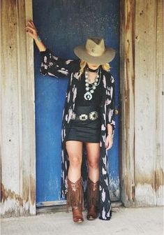 buckin' wild boutique cowgirl magazine Black And Gold Western Outfit, Bluegrass Outfit, Nashville Outfits Plus Size, Cowgirl Model, Mode Country, Family Photo Outfits Winter, Nfr Outfits, Fall Family Photo Outfits