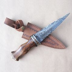 a knife that is sitting on top of a leather case