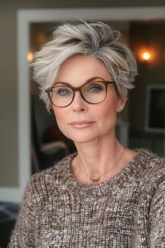 Master the transition from casual to glam with versatile hairstyles tailored for women over 50 with glasses. Sophisticated Hairstyles, Quiff Hairstyles, Hairstyles With Glasses, Cute Short Haircuts, Short Grey Hair, Hair Advice, Haircut And Color, Chic Hairstyles