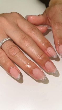 Trending French Tip Nails Short, Gel Polish French Manicure Short Nails, Glitter French Tips Round, Short Reflective Nails, Short Round Gel X Nails, French Nails With Glitter Tips, Cute Short Round Nail Designs, Trendy Round Nails Short, Cute Round Nails Designs