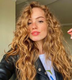 Ginger Hair Curly, Redhead Curly Hair, Curly Golden Hair, Curly Ginger Hair, Daria Sidorchuk, Hair Beach Waves, Ukrainian Model, Hair Pattern, Beach Curls