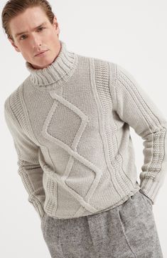 Refined cashmere Feather yarn is soft and lightweight. It features a tubular structure that increases volume and enhances the plush effect of the natural fibers. High turned-down collar Cable knit Cable Turtleneck Sweater, Feather Yarn, Gray Cashmere Sweater, Cashmere Sweater Men, Blazer And T Shirt, Cable Knitting, Cashmere Yarn, Stone Grey, Cable Sweater