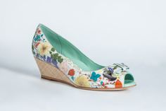 Floral Power Patent pending Shoes with real pressed by LadyOShoes, $268.00 Muddy Girl, Perfect Wedding Shoes, Custom Made Shoes, Wardrobe Wishlist, Natural Flowers, Zeta Phi Beta, Floral Shoes, Julia Roberts, Reese Witherspoon