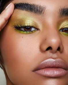 Lime Eyeshadow, Lime Green Makeup Look, Fun Colorful Makeup, Lime Green Makeup, Lime Makeup, Makeup 2000s, Makeup Dewy, Makeup Bold, Makeup Euphoria