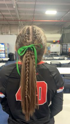 #volleyball #hair #hairstyles #stpatricksday Sport Hairstyles With Ribbon, Sportive Hairstyles, Volleyball Tournament Hairstyles, Volleyball Game Day Hair, Game Day Hairstyles, Gameday Hair, Yarn Braids Styles, Tennis Hairstyles, Retro Ponytail