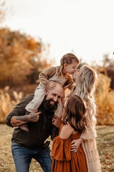 Big Family Fall Photoshoot, Outdoor Big Family Photoshoot Ideas, Family Photography Big Family, Family In Field Photography, Fall Foliage Photography Family, Western Family, Faith Photography, Fall Minis