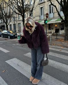 Chloé Allain (@chlosertoyou) • Photos et vidéos Instagram Burgundy Fur Jacket Outfit, Burgundy Fur Coat Outfit, Burgundy Fur Coat, Burgundy Faux Fur Coat, Burgundy Jacket Outfit, Fur Coat Outfits, Faux Fur Coats Outfit, Old Money Winter, Faux Fur Outfit