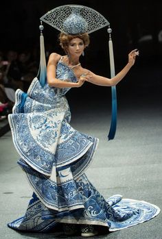 Guo Pei Extravagant Short Dresses, Guo Pei, Runway Fashion Couture, Mode Inspo, Fantasy Fashion, Fashion Mode, Fashion Sketches, Costume Design, Couture Fashion