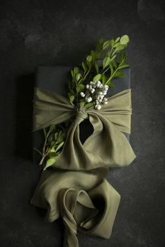 christmas decor gift wrapping for the holidays. Luxe giftwrapping with botanical dyed green silk ribbons #giftwrapping #christmasdecorations Luxury Bridal Bouquet, Deckled Edge Paper, Bridal Gift Wrapping Ideas, Wedding Table Linens, Bridal Bouquet Flowers, Ribbon Bouquet, Bf Gifts, Gift Wrapper