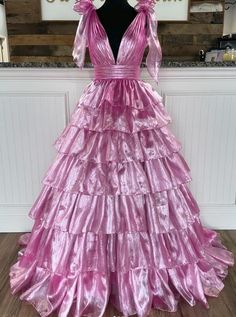 Long Dress With Bow, Open Back Ball Gown, Fitted Homecoming Dresses, Hoco Inspo, Formal Prom Dresses Long, Prom Inspiration, French Aesthetic, Big Dresses, Cute Homecoming Dresses