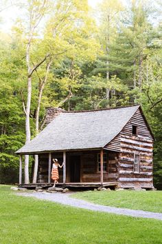 A picture of Renee from Renee Roaming standing in a log cabin in the Great Smoky Mountains. Gatlinburg Tennessee Outfits, National Park Photoshoot, Tennessee Aesthetic, Hiking Outfits For Women, Happy Trail, Fall Hiking Outfits, Eastern Tennessee, Tennessee Outfits, Fall Hiking Outfits For Women