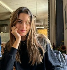 Cool Weather Spring Outfits 2024, Blonde Or Brown Hair, Long Effortless Hair, Olive Skin Blue Eyes Hair Color, Fun Everyday Outfits, French Brown Hair, 90s Long Hair, Kendall Jenner Haircut, Messy Long Hair