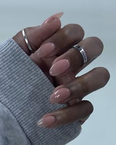 Short Oval Shaped Nails Designs, Short Almond Nail Ideas Natural, Round Nails Medium Length, Elegant Almond Nails Classy Short, Short Round Acrylic Nails Spring, Oval Shaped Nails Short, Classy Round Nails, Short Nail Designs Almond Shape