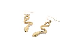 Nuestros aretes colgantes Serpentina Gold Snake están esculpidos a mano para formar una figura sinuosa y cautivadora, que se abre paso desde la oreja como el sinuoso camino de una serpiente. Estos aretes son livianos y tienen un gran movimiento, lo que los convierte en una declaración de belleza encantadora, que simboliza el renacimiento y la transformación.



 El amuleto de serpiente hecho a mano, fundido en latón reciclado o plata de ley, mide 1,5" de largo

 Colgado en ganchos rellenos de oro de 14k o ganchos de plata de ley.

 Puedes completar el conjunto con otras piezas cautivadoras de nuestra colección Serpent.