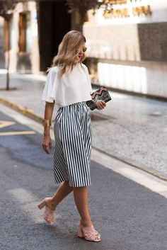 Street style | Chic white top, striped skirt, pink shoes, bracelet, clutch Dresses Drawing, Sketches Fashion, Nova Fashion, Casual Fashion Trends, 40 Fashion, Drawing Fashion, Summer Work Outfits, Striped Skirt, Fashion Blogger Style