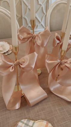 the table is set with pink napkins and gold candlesticks, along with other decorative items