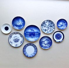 nine blue and white plates are arranged in a circle on a table top, with one plate sitting next to the other