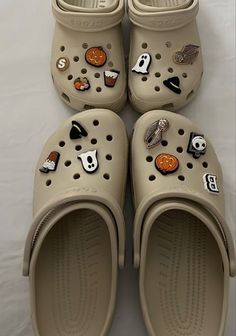 Bone Crocs Aesthetic, Grey Crocs With Jibbitz, Beige Crocs With Jibbitz, Brown Crocs Outfit, Neutral Crocs, Jibbitz Crocs Ideas, Beige Crocs, Tan Crocs, Aesthetic Crocs