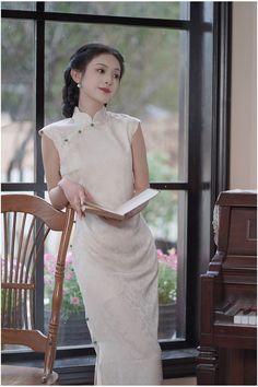 Elegant Sleeveless Ao Dai For Wedding, Traditional White Cheongsam With Stand Collar, Sleeveless Ao Dai For Wedding, Sleeveless Spring Wedding Cheongsam, Spring Wedding Sleeveless Cheongsam, Traditional Fitted Sleeveless Cheongsam, Sleeveless Cheongsam, White Cheongsam, Qipao Cheongsam