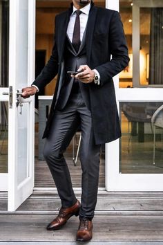 Black Overcoat and Grey Suit Black Overcoat Outfit, Grey Suit Styling, Suit Overcoat, Mens Business Casual Outfits, Classy Suits