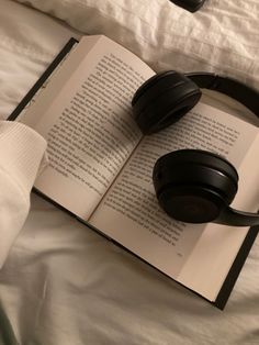 BUCH LESEN AESTHETIC-BUCH LESEN BILD-FANTASY BÜCHER-FANTASY BÜCHER EMPFEHLUNGEN-FANTASY BÜCHER DEUTSCH-FANTASY-MAGISCHE BÜCHER-GUTE BÜCHER-GUTE BÜCHER DEUTSCH-GUTE BÜCHER ROMANE-GUTE BÜCHER FÜR FRAUEN-BÜCHER FÜR FRAUEN-BÜCHER FÜR MÄDCHEN-BÜCHER FÜR DEN URLAUB-BÜCHER FÜR DEN HERBST-LESEN-LESEN AESTHETIC-LESEN AESTHETIC SUMMER Zestaw Ikon, Vision Board Images, Vision Board Photos, Vision Board Pictures, Vision Board Manifestation, Have Inspiration, Foto Tips, Music Aesthetic, Foto Ideas Instagram