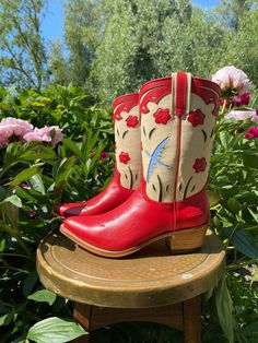 Red Weetern Cowboy Boots, Red Bridal Boots, Pretty Boots, Bohemian Soul, Funky Shoes, Red Bird, Fancy Shoes, Heel Caps, Cow Girl