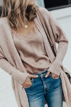 Fall Outfit: Cozy Cardi, Sweet & Spark Pink Silk Lace Cami and Distressed Denim | Cella Jane Outfits Quiz, Fashion 40s, Fashion Headbands, 90s Outfits, Summer 90s, Look Adidas, Easy Fashion, Perfect Fall Outfit, Skandinavian Fashion