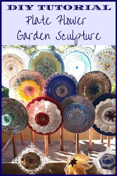 there are many plates on display in the yard with text overlay that reads, diy tutorial plate flower garden sculpture