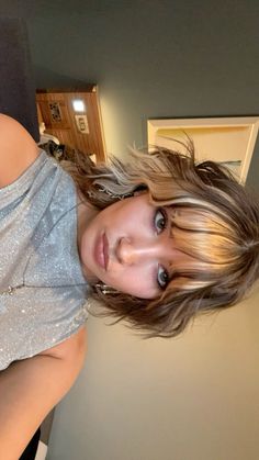 Short Hair Blonde Peekaboo, Short Shag Blonde Highlights, Hair Colour Ideas For Tan Skin, Fun Bleached Hair Ideas, Brown Hair Blonde Chunks, Cool Hair Bleach Ideas, Highlights Bangs Face Framing, Splotchy Hair Color, Partially Dyed Hair Ideas