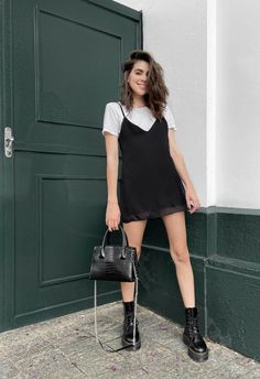 Quick And Easy Summer Hairstyles, Black Dress Outfit Casual, Effortless Hair, Outfit Botas, Edgy Dress, Look Grunge, Basic Black Dress, Hairstyles For Medium Hair