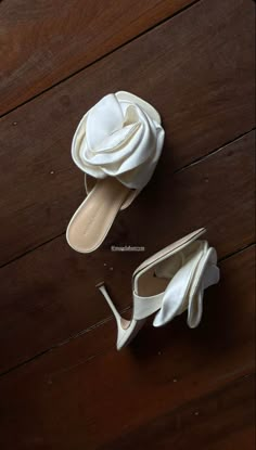 Wedding Shoes Aesthetic, White Cowboy Boots Wedding, Cowboy Bride, Cowboy Boots Wedding, Boots Wedding, White Cowboy Boots, Shoes Aesthetic, Bridal Gloves